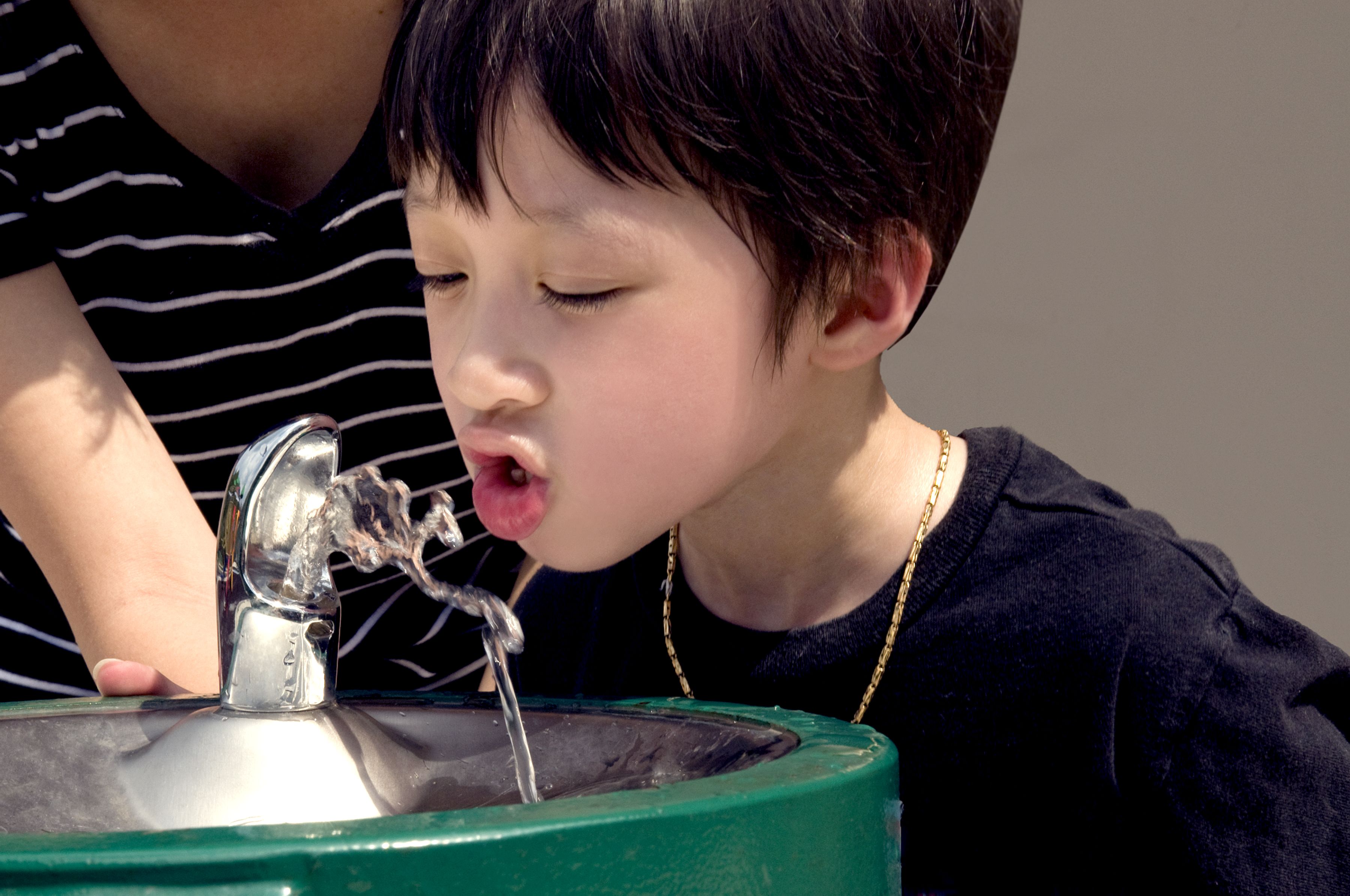 Игры набирать воду. Картинка остудить воду. Drink your Water boy. Korean boys Water drinking. Children drinking Water in the Kitchen.